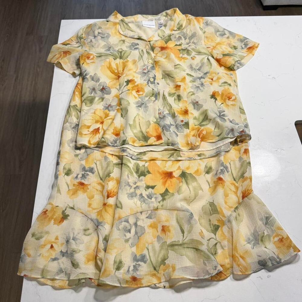 Vintage yellow and white floral